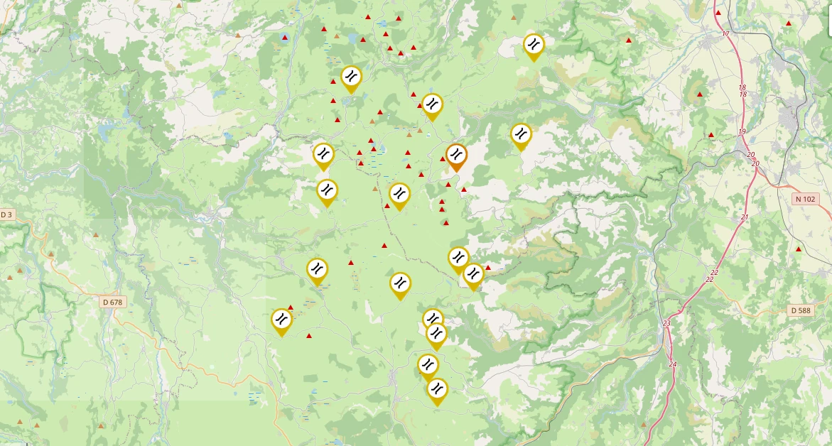 L. Bello et © OSM Carte des cols routiers du Cézallier