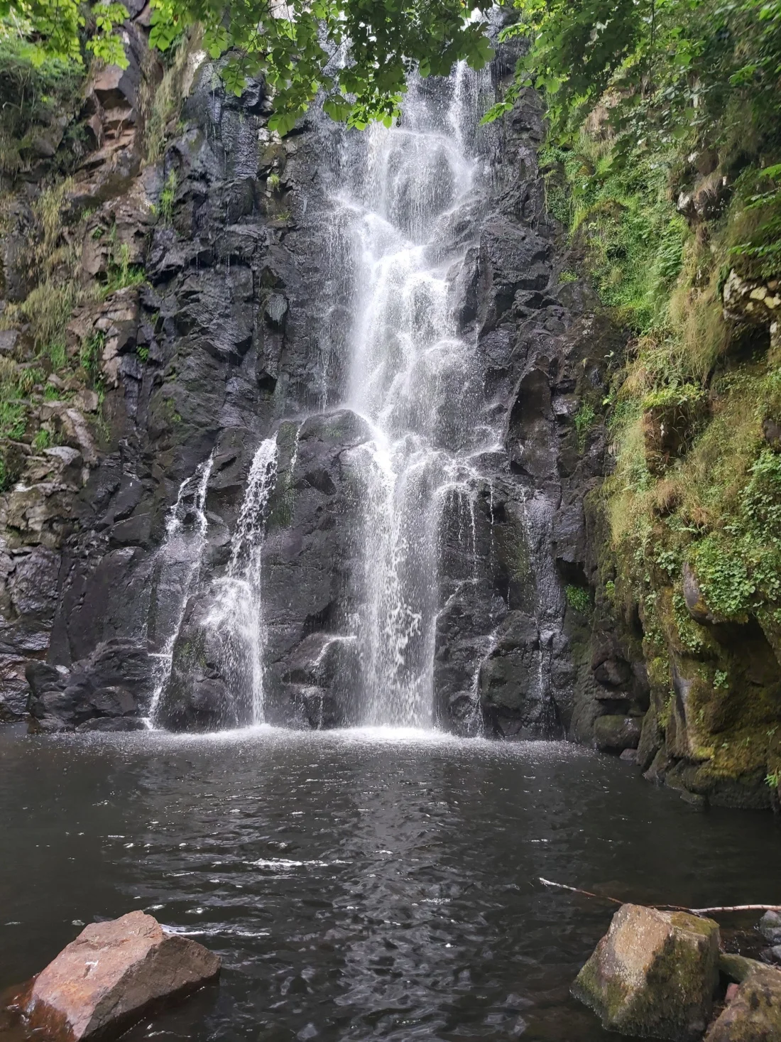 L. Bello Au pied de la cascade du Sartre