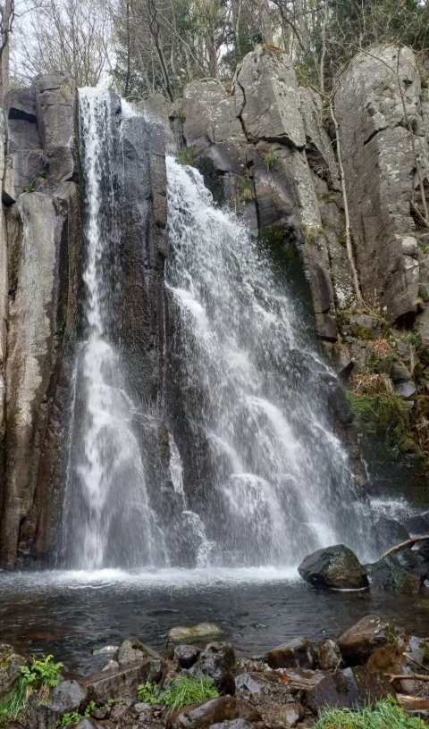 L. Bello La roche basaltique de la cascade de la terrisse