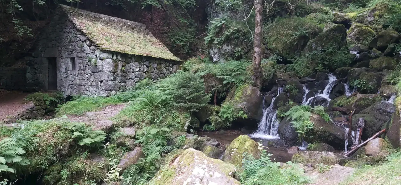 Moulin de Chambeuil et sa chute d'eau