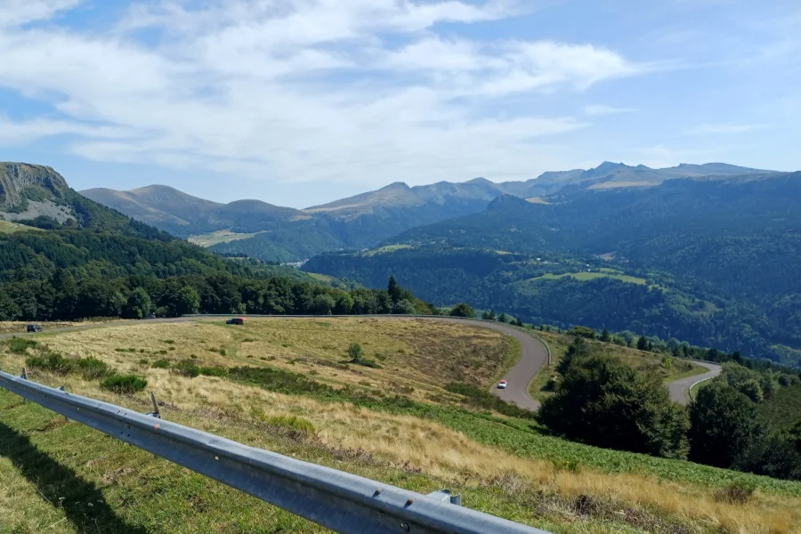 L. Bello La montée de la Banne d'Ordanche, avec des superbes panoramas sur les volcans du Sancy.