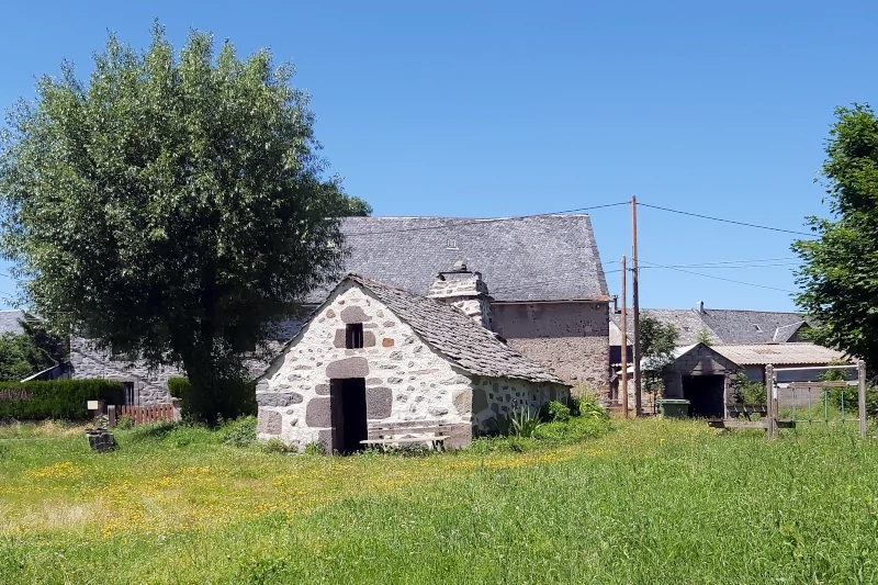 Maillargues et ses maisons aux toits du Cézallier