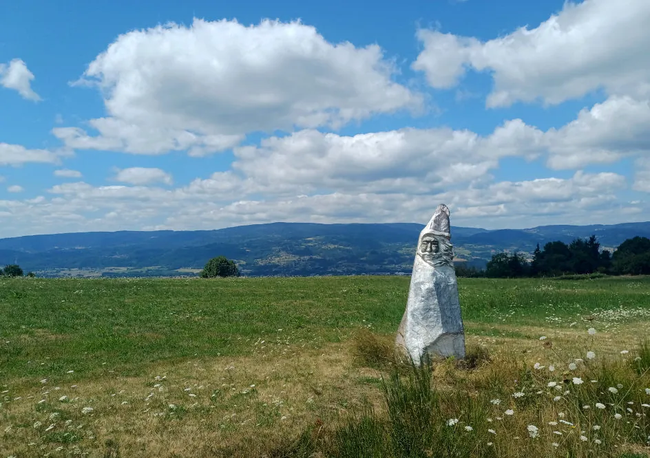 Montée vers le col des Pradeaux, statue de pierre