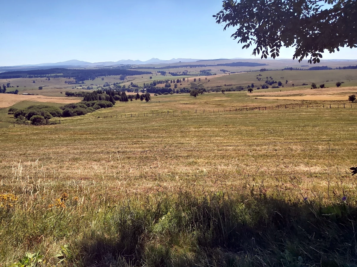 Vue sur les monts du Cantal depuis les Pradiers