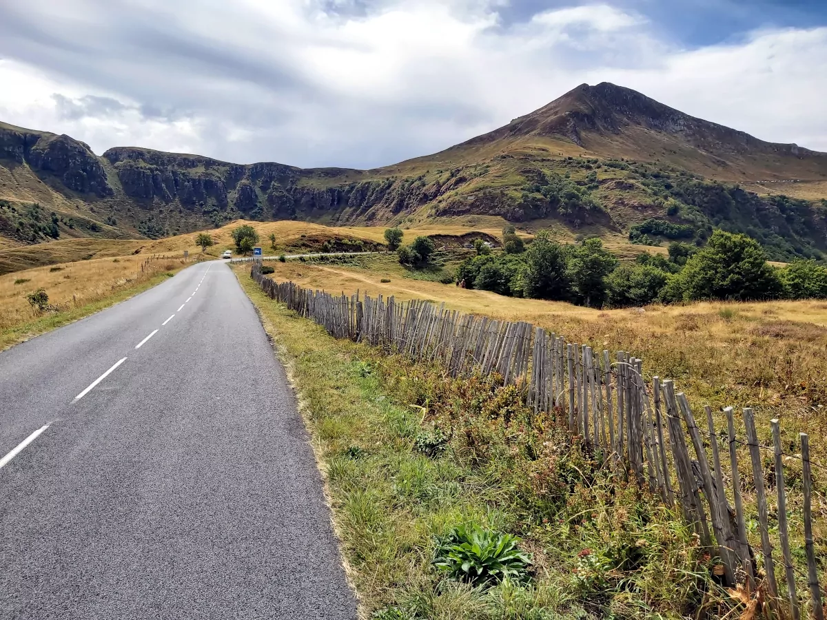 L. Bello Le Puy Mary à vélo