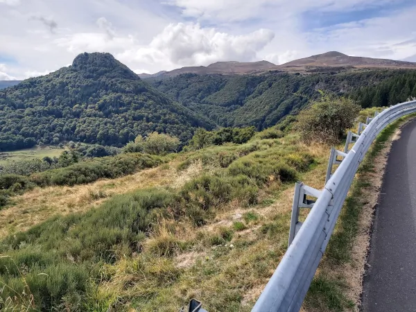 Vue sur les volcans du Sancy en vélo