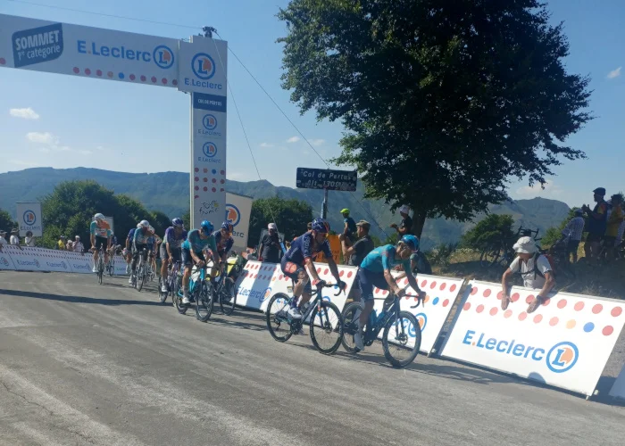 L. Bello Le peloton passe tranquillement le col du Pertus
