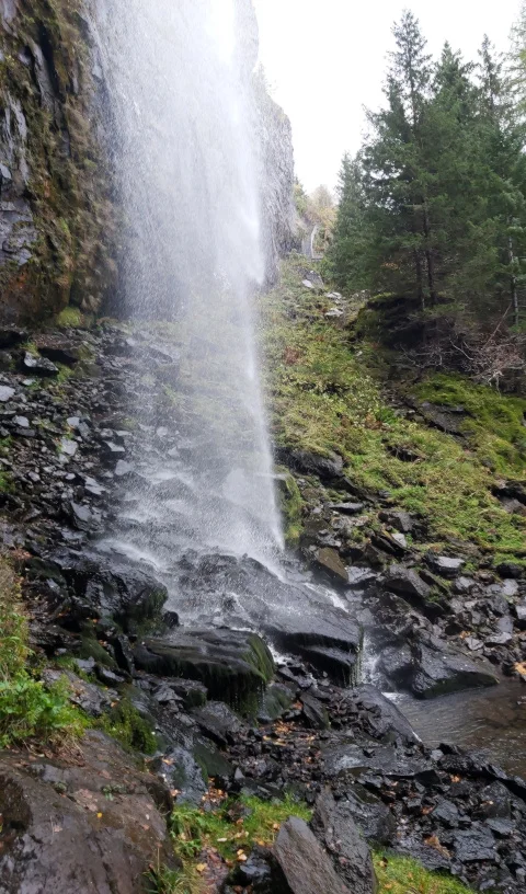 L. Bello les rochers sous la grande cascade