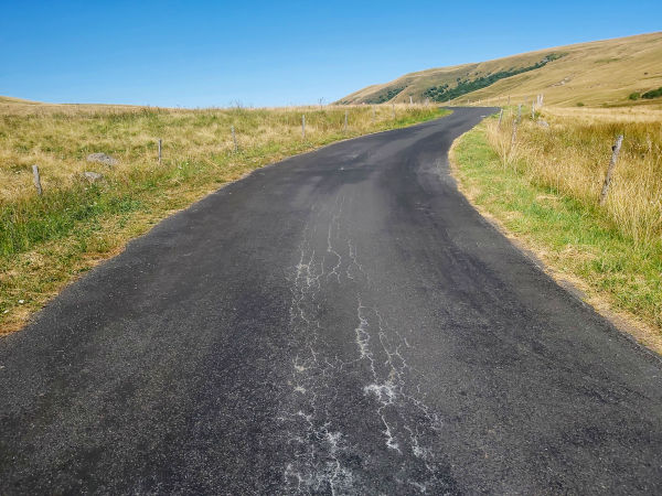 Longue montée à vélo sur le plateau du Cézallier