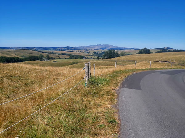 Les lacets à la sortie Espinchal  avec vue sur le Sancy