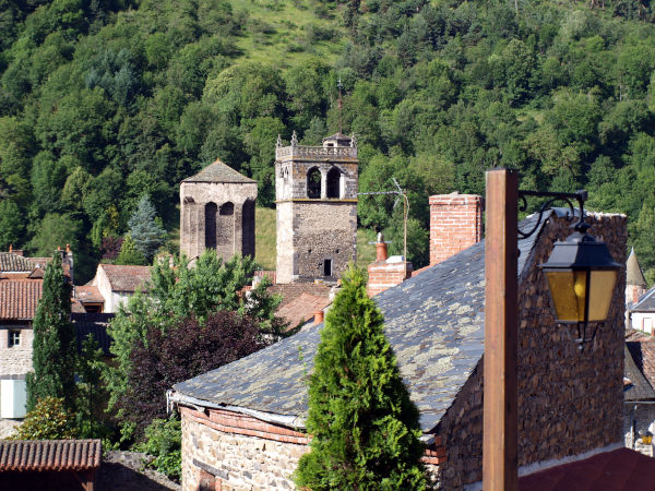Le village de Blesle et son clocher Saint Martin
