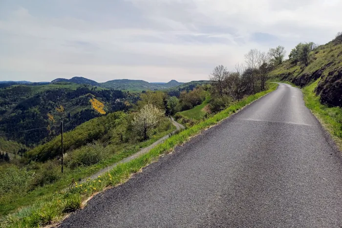 route du mézenc avec vue sur les monts
