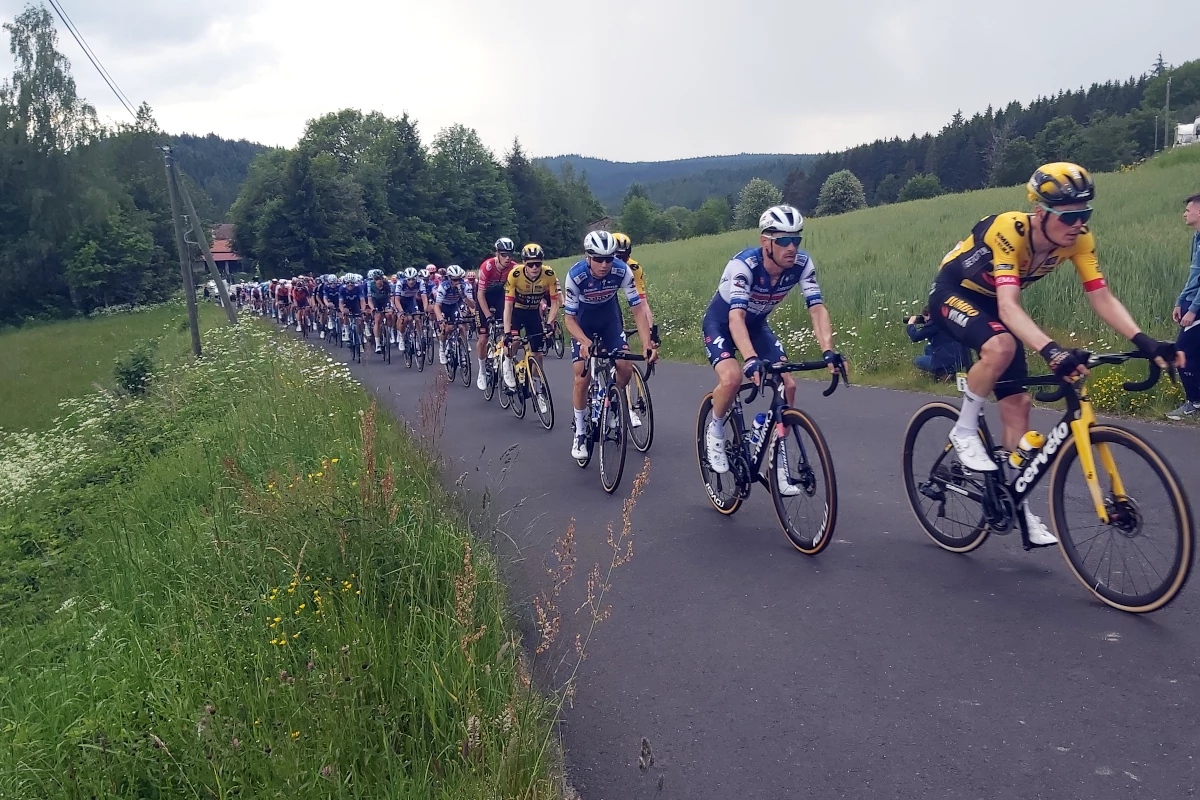 Peleton en pleine montée en Auvergne - tour de france