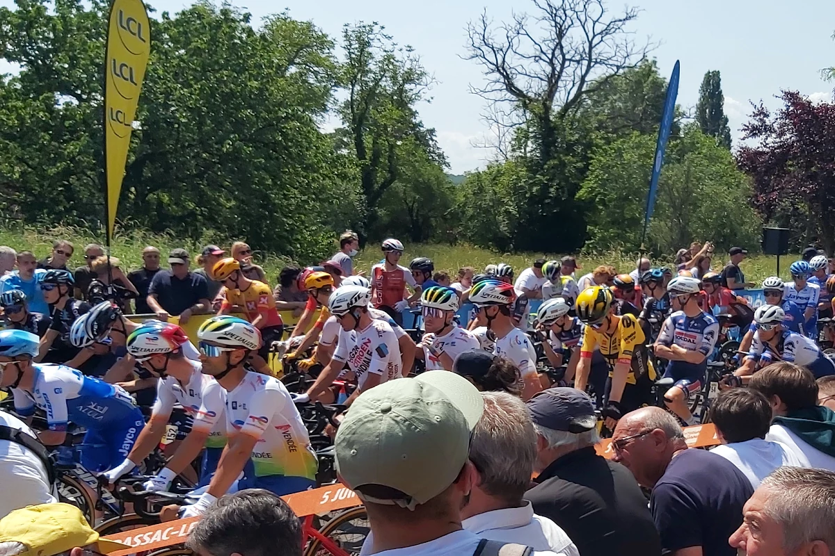 Départs des coureurs du tour de france, village étape