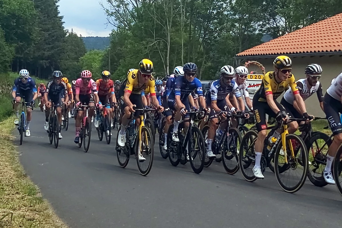 peleton du tour de france en Auvergne