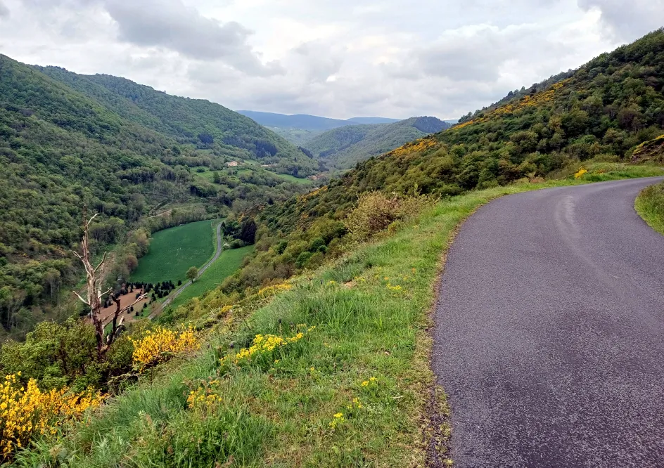Route surplombant la vallée de la Cronce