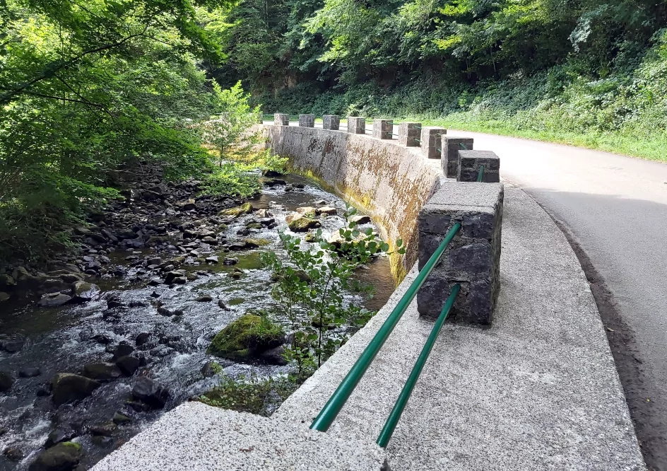 Route de la Rentière le long de la Couze d'Ardes