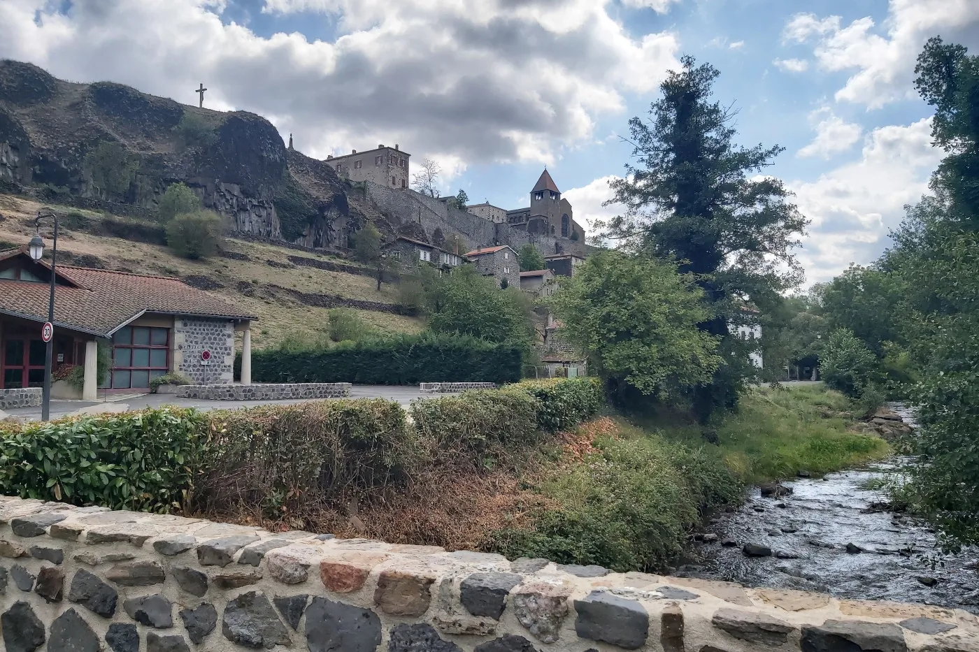 Village de Chanteuges en bord d'Allier