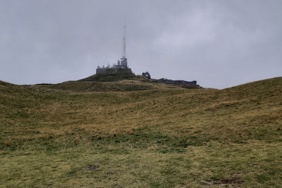 Zoom sur le sommet du Puy de Dome 